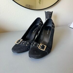 Elegant Black Heels with Decorative Buckle